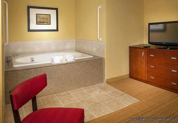 Courtyard Long Island Macarthur Airport Ronkonkoma Room photo